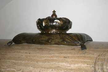 Tomb of the Stuarts - Crown on the Cushion 
