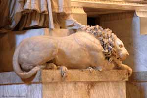 The awake lion on the Clement XIII monument